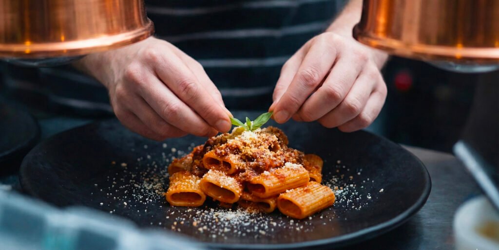 plato de macarrones boloñesa