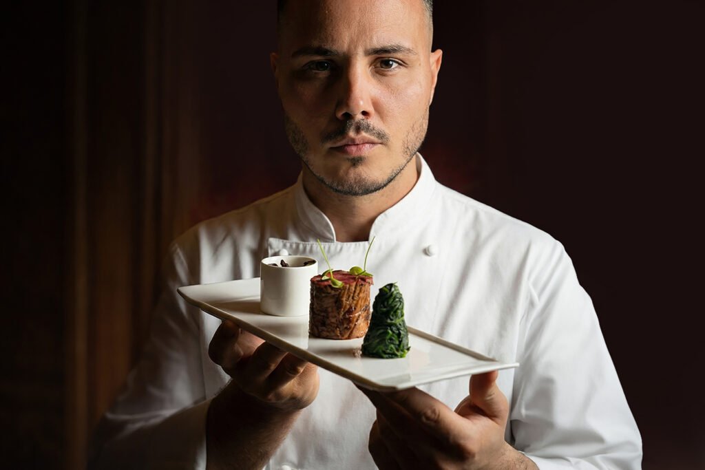 chef mostrando plato