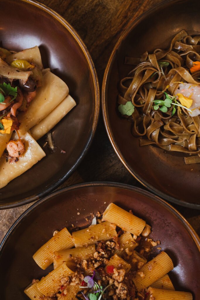 Vista superior de diferentes y sabrosos platos de pasta italiana en un restaurante italiano.